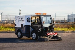 Self-Propelled Vacuum Sweeper for Year-Round Road Maintenance VKM 1500