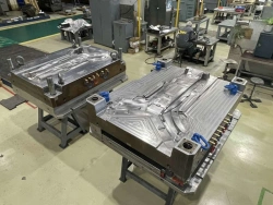 Hot Runner Injection Molding Tool for Splash Guard Parts